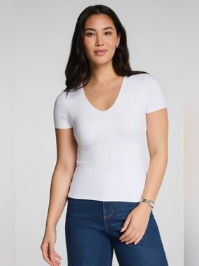 SPANX~ Women’s V-neck Short-Sleeve Tee~Color is TAN~XS
⭐️NWOT⭐️